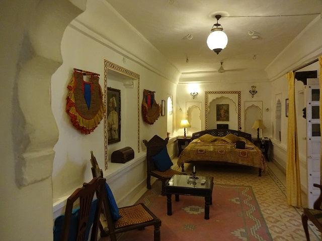 How to create a royal bedroom at home