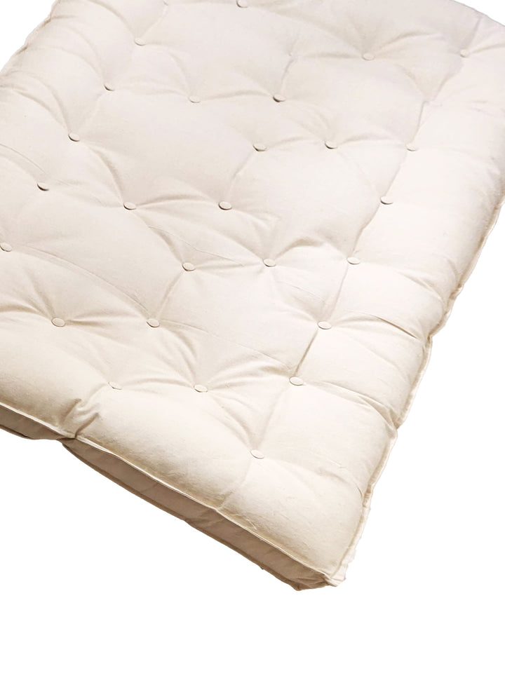 Kapok foldable mattress for guest bed by Amouve