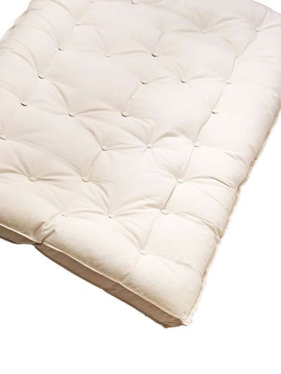 Kapok foldable mattress for guest bed by Amouve